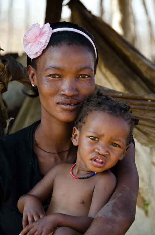 03 - Namibia - Tsintsabis - mujer Bosquimana con su hijo